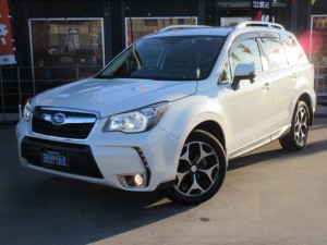 フォレスター　Ｓリミテッド　４ＷＤ　後期型　アイサイト　純正ナビ　フルセグＴＶ　Ｂカメラ　ＥＴＣ　ハーフレザーシート　シートヒーター　パドルシフト　純正１８アルミ　リアバンパーステップガード　ルーフレール　デイライナー　スマートキー　走行３４２００ｋｍ